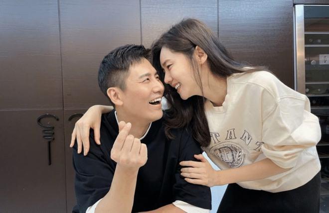 白色T恤+紧身牛仔裤，微胖小姐姐也能穿出傲人身姿，你觉得怎么样？游戏画面